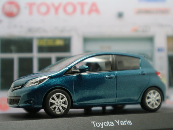 Toyota Yaris P13 - Kyosho (1/43)